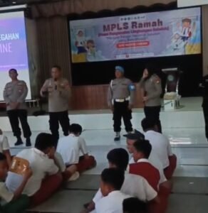 Kapolsek Krian Sosialisasikan Tertib Lalu Lintas kepada Siswa Baru dalam Kegiatan MPLS Ramah di SMPN 1 Krian