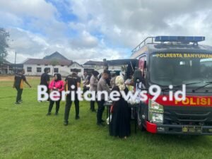 Polresta Banyuwangi Edukasi Warga Sambil Berbagi Lewat Wayang Golek