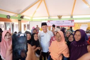 Jumat Berkah, Warga Kemiri Terima Bantuan Pangan Beras