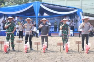 Forkopimda Sidoarjo Ikuti Tanam Jagung Serentak di Ponpes Bumi Sholawat