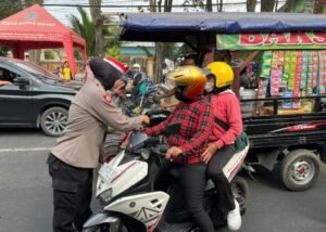 Polsek Krian Meriahkan HUT RI ke-80 dengan Bagi-Bagi Bendera kepada Pengendara