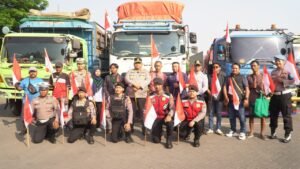 Jelang HUT RI ke-80 Polres Pasuruan Gandeng Mahasiswa, LSM, dan Media Bagikan 500 Bendera untuk Supir Truk dan warga perumahan 