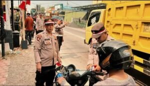 Polsek Krembung Meriahkan HUT Kemerdekaan RI ke-80, Bagikan Bendera Merah Putih kepada Pengendara