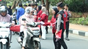Dorong Semangat Nasionalisme, Kapolres Bangkalan Bagi – bagi Bendera Merah Putih