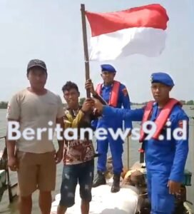 Satuan Polairud Polresta Sidoarjo Gelar Patroli Keamanan dan Bagikan Bendera Merah Putih di Dermaga Tlocor