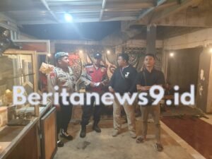 Kapolsek Krian Pimpin Patroli Malam dan Beri himbauan ke Pemilik Cafe agar Tidak memperjual kan Minuman keras.
