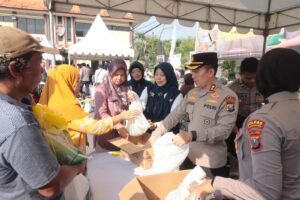 Gelar Bazar, Polres Blitar Dukung Gerakan Pangan Murah, Salurkan Beras SPHP untuk Masyarakat