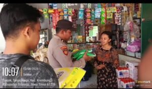 Polsek dan Koramil Krembung Gelorakan Gerakan Pangan Murah Secara Door to Door 