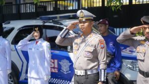 Satlantas Polres Pasuruan Gelar Upacara Detik-Detik Proklamasi di Perempatan Gudang Garam Bangil