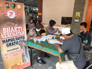 Warga Antusias Layanan Hapus Tato Gratis Polres Situbondo Sambut HUT Polwan ke – 77