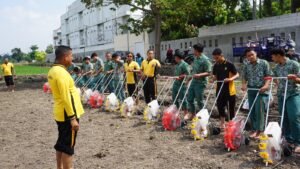 Dukung Ketahanan Pangan, Polresta Sidoarjo Bersama Santri Bumi Sholawat Tanam Jagung 