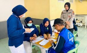 Jelang HUT ke-77: Polwan Polresta Malang Kota Gelar Bakti Kesehatan Gratis untuk Lansia