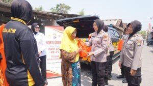 Polwan Polresta Sidoarjo Gelar Bakti Sosial Peringati Hari Jadi ke-77