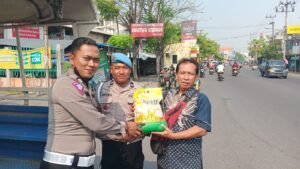 Polsek Krian Gelar Penjualan Beras SPHP di Depan Ramayana, Diserbu Pengendara Roda Dua