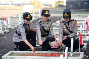 Menjelang Hari Jadi Ke-77, Polwan Polresta Sidoarjo Gelar Ziarah ke Makam Pahlawan