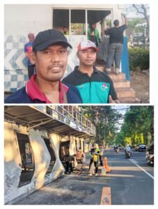 Ojol & Warga Kompak Bersihkan Pos Polisi yang Dibakar Massa di Surabaya