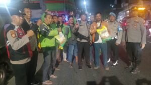 Patroli Sinergi TNI-Polri Disertai Aksi Sosial Berbagi Beras kepada Greb di kawasan Simpang 5 Krian