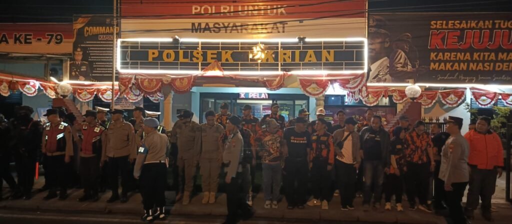 Kapolsek dan Media serta Komunitas Bersama Forkopimka Krian Gelar Edukasi Keamanan dan Bagi-Bagi Beras untuk Ojol.