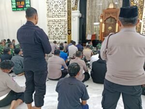 Kebersamaan di Tengah Aksi Penyampaian Pendapat di Mapolresta Sidoarjo