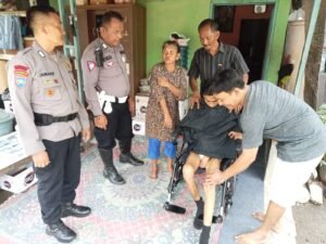Bhabinkamtibmas Desa Kesambi Anjangsana ke Korban Tragedi Kanjuruhan, Cek Kesehatan dan Berikan Paket Sembako