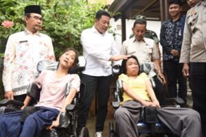 Bupati Sidoarjo Serahkan Bantuan Dua Kursi Roda Sekaligus