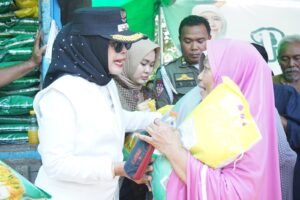 Gubernur Jatim Didampingi Wakil Bupati Sidoarjo, Gelar Pasar Murah di Taman. Gubernur Khofifah: Stok Pangan Aman, Fokus pada Kelancaran Distribusi