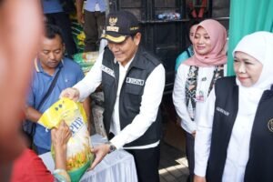 Gubernur Jatim dan Bupati Sidoarjo Tinjau Pasar Murah di Gedangan, Berharap Distribusi Dapat Merata