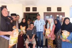 Bupati Subandi Serahkan Bantuan Kursi Roda untuk Warga Disabilitas