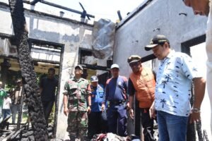 Bupati Bakal Perbaiki Rumah Warganya Yang Terbakar