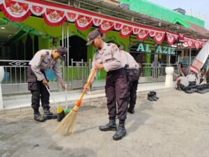 Siswa Diktukba Polri SPN Polda Jatim Punguti Sampah di Pasar Mojokerto, Pedagang: “Bikin Hati Adem”