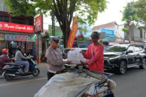 Polres Malang Berbagi Ratusan Paket Sembako Sambut Hari Lalu Lintas Bhayangkara ke-70