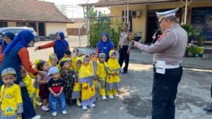 Polisi Ajarkan Tertib Berlalu Lintas Sejak Dini, Siswa KB-RA Al Ikhlas Belajar di Polsek Balongbendo