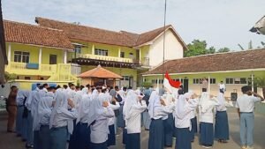 Kapolsek Wonorejo Jadi Pembina Upacara di Yayasan Hidayatul Mubtadiin, Ingatkan Bahaya Kenakalan Remaja