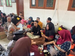 Polwan Polresta Sidoarjo Beri Pelayanan Keluarga Korban di Ponpes Al Khoziny