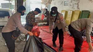 Polwan Polresta Sidoarjo Peduli Kebersihan di Posko Keluarga Korban Santri Ponpes Al Khoziny 