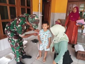 Babinsa Panggungasri Dampingi Kegiatan Posyandu, Wujud Kepedulian Terhadap Kesehatan Warga