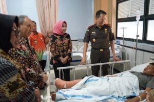 Wabup Sidoarjo dan Kajati Jatim Beri Dukungan Moril Korban Musibah Ponpes Al Khoziny di RSUD R.T. Notopuro