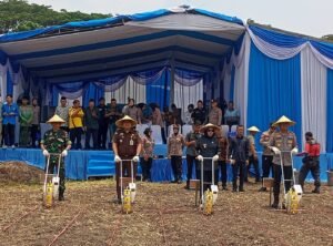 Polresta Sidoarjo Bersama Pemkab dan Forkopimda Gelar Tanam Jagung Serentak di Desa Sepanjang