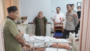 Kapolresta Sidoarjo Jenguk Santri yang Masih dalam Perawatan
