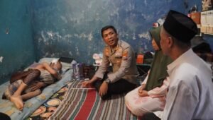 Cek Kesehatan Santri, Kapolresta Sidoarjo Jenguk dan Beri Tali Asih Korban