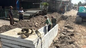 Pemkab Sidoarjo Kebut Betonisasi Jalan Kureksari-Kepuhkiriman Waru, Warga Senang Jalan Tak Gampang Rusak Lagi