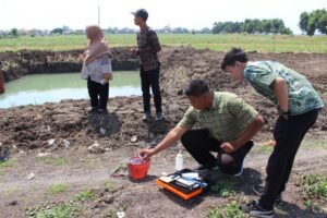 Satgas TMMD ke-126 Kodim 0816/Sidoarjo Bersama Dinas Perikanan Tinjau Kolam Ikan di Desa Kedondong