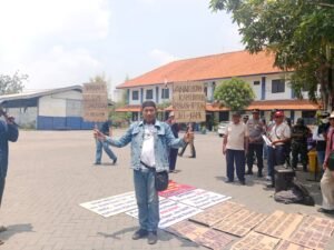 Purna Karyawan DAMRI Surabaya Demo Tuntut Pembayaran JHT: Jalan Kaki Menuju Jakarta Jadi Simbol Perjuangan