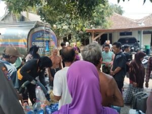 Polsek Sukorejo bagikan Dua Tangki air bersih. Warga kenduruhan antusias pada polri
