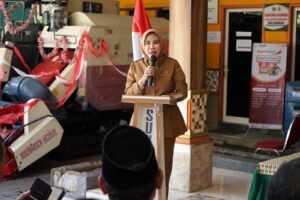 Tingkatkan Efisiensi Pertanian, Wabup Mimik Idayana Serahkan Bantuan Combine Harvester di Sukodono