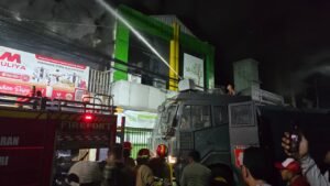 Bantu Padamkan Kebakaran Yang Buat Panik Warga,Sat Samapta Dan Mobil Rantis AWC Polres Kediri Kota Di Terjunkan Ke Lokasi