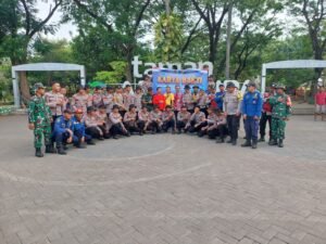 BRIMOB GELAR KERJA BAKTI DI TAMAN ABIRUPA KRIAN DALAM RANGKA HUT KE-80