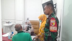 Babinsa Koramil 0816/14 Taman Dampingi Operasi Katarak & Pterigium, Wujud Nyata Kepedulian TMMD ke-126 untuk Warga