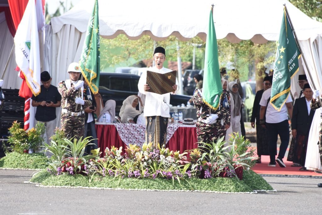 Peringati Hari Santri 2025, Ketua DPRD Sidoarjo Pimpin Upacara: Ajak Santri Kawal Indonesia Menuju Peradaban Dunia