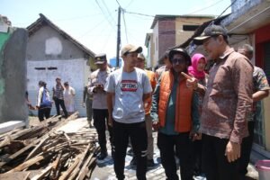 Bupati Subandi Kunjungi Rumah Ambruk Warga Magersari